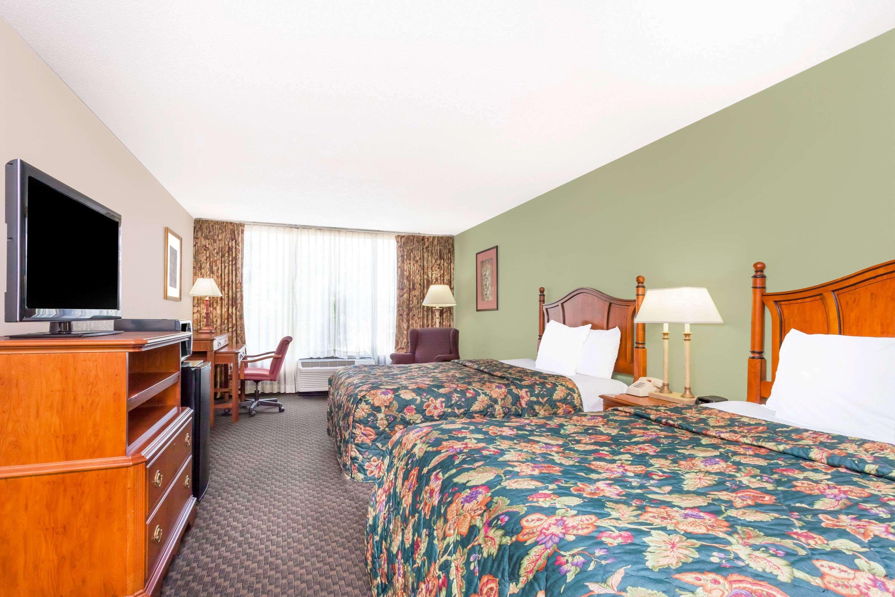 Days Inn & Suites By Wyndham Se Columbia Ft Jackson Экстерьер фото