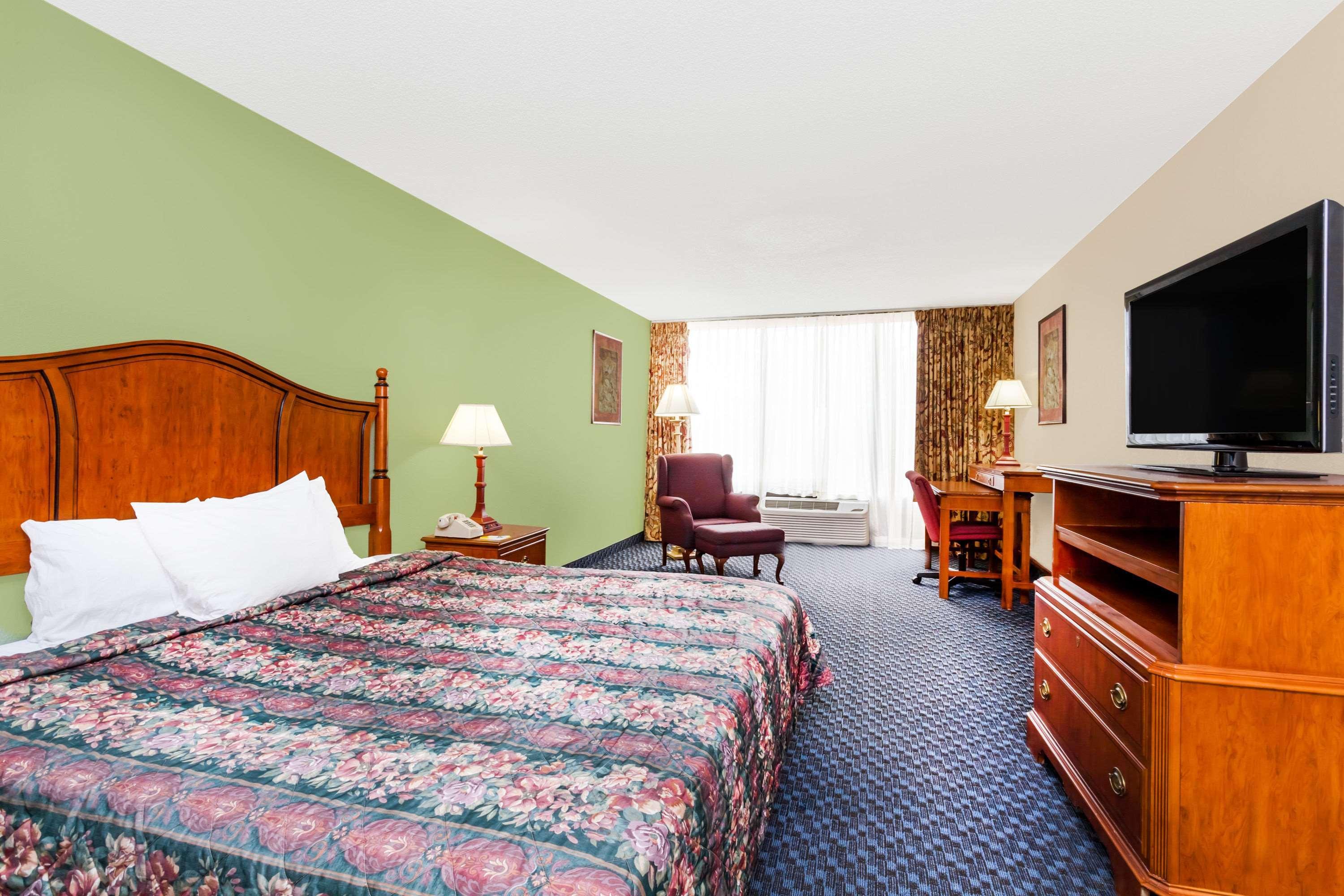 Days Inn & Suites By Wyndham Se Columbia Ft Jackson Экстерьер фото