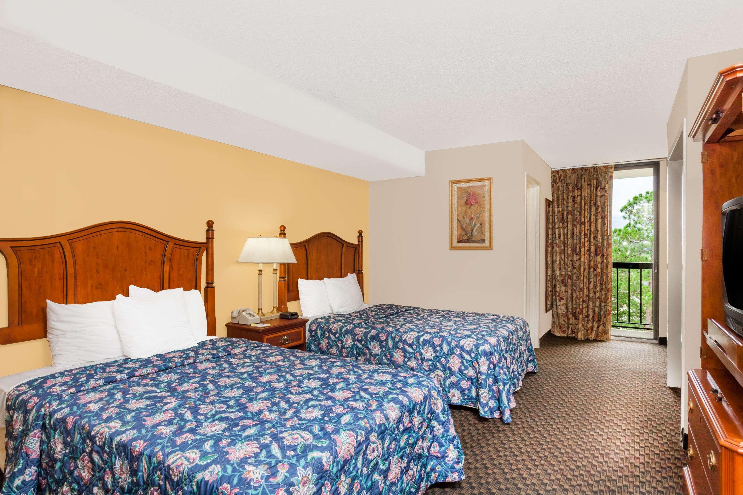 Days Inn & Suites By Wyndham Se Columbia Ft Jackson Экстерьер фото